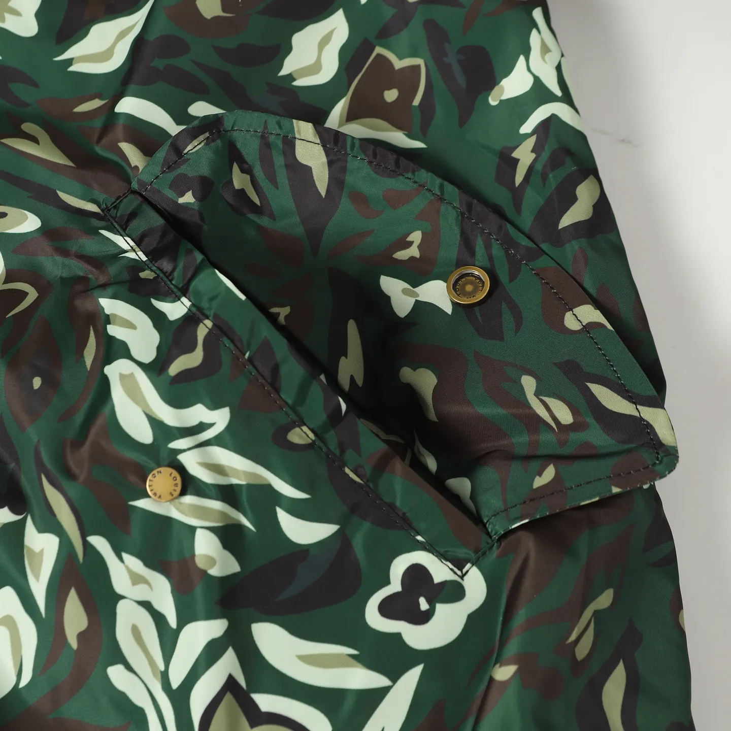 🅿️540 Louis Vuitton/Louis Vuitton camouflage presbyopic double-sided jacket. The original version was purchased for 23,000. It can be worn on both sides and can be switched between the two styles at will. Needless to say, the style is low-key and luxurious. Both sides bring out the 1V classic elements. The loose version makes the upper body casual and comfortable. The solid color side is a soft shell model, the solid color is simple, only the chest is decorated with leather, the inside and outside hardware are all double-sided engraved, and the original version can be customized and dyed. The clothes are of the same color with no color difference, and the labor cost is expensive. The lining is made of silk jacquard fabric, and the classic full-width logo jacquard process requires everything to be woven, and the process cost is extremely high. Size: 46 48 50 52